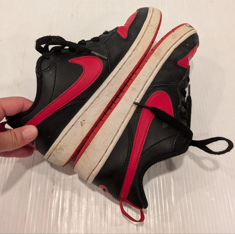 NIKE Court Borough Low 2 Black and Red Shoes Sneakers size 4.5 youth